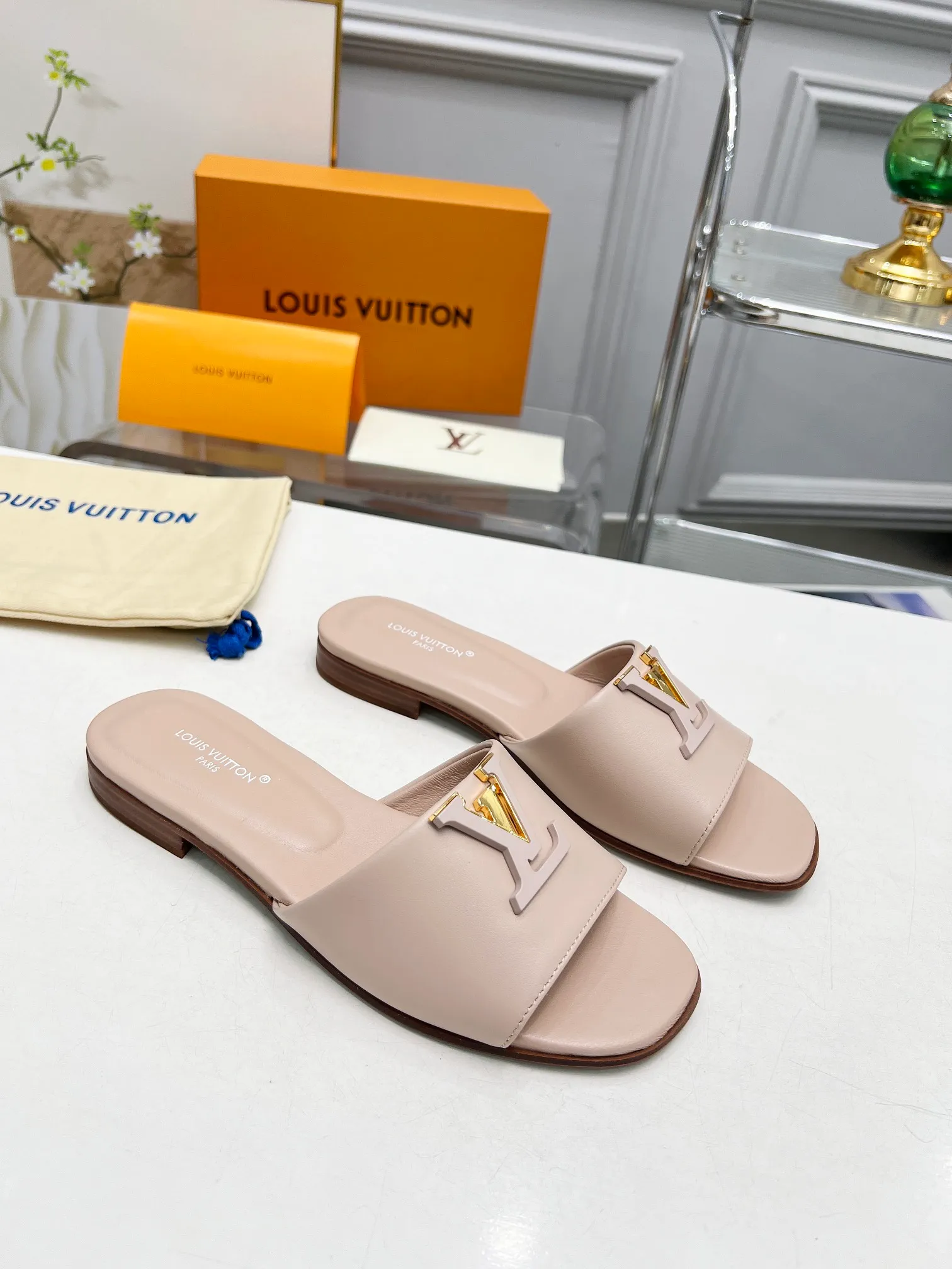 👟👟Ex-factory price 440👟👟Louis Vuitton/Louis Vuitton women's new sandals LV SUNSET COMFORT flat sandals are made of exquisite cowhide and sheepskin lining, the uppers show handicrafts, and are matched with genuine leather soles*@wearing experience. LV logo hardware buckle on upper, size 35-42